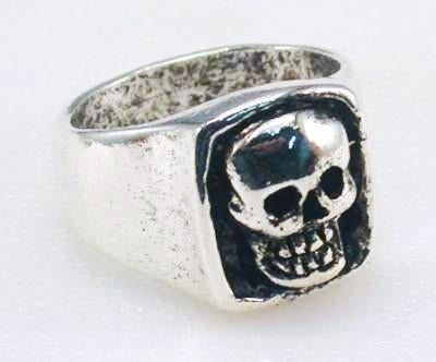 R17 Giant Skull Ring-Daniel Smart Mfg - Retail